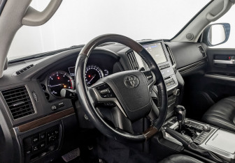 Подержанный автомобиль Toyota Land Cruiser Suv 2017 года (16 фото)