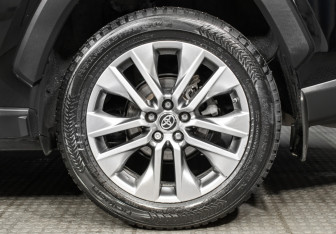 Подержанный автомобиль Toyota RAV4 2020 года (22 фото)