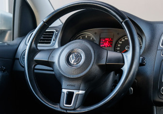 Подержанный автомобиль Volkswagen Polo Sedan 2011 года (15 фото)