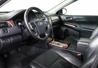 Подержанный автомобиль Toyota Camry Sedan 2014 года (10 фото)