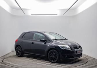 Подержанный автомобиль Toyota Auris Hatchback 2009 года (3 фото)