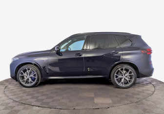 Подержанный автомобиль BMW X5 2025 года (8 фото)