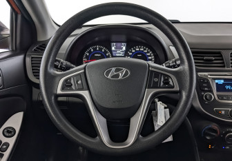 Подержанный автомобиль Hyundai Solaris Hatchback 2015 года (22 фото)