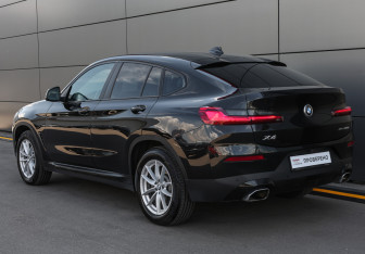 Подержанный автомобиль BMW X4 2022 года (7 фото)