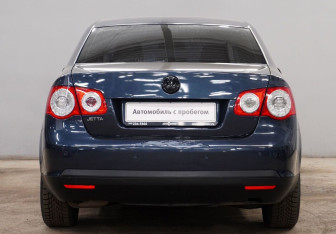 Подержанный автомобиль Volkswagen Jetta Sedan 2010 года (7 фото)