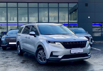 Подержанный автомобиль Kia Carnival 2021 года (3 фото)