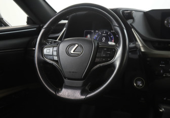 Подержанный автомобиль Lexus ES 2018 года (15 фото)