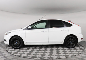 Подержанный автомобиль Ford Focus Hatchback 2011 года (8 фото)