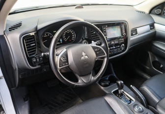 Подержанный автомобиль Mitsubishi Outlander 2013 года (11 фото)