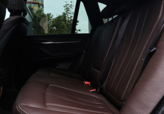 Подержанный автомобиль BMW X5 2015 года (9 фото)