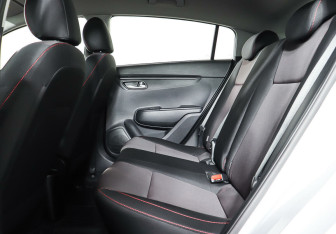 Подержанный автомобиль Kia Rio Hatchback 2021 года (18 фото)