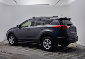 Подержанный автомобиль Toyota RAV4 2013 года (7 фото)