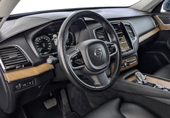 Подержанный автомобиль Volvo XC90 2021 года (15 фото)