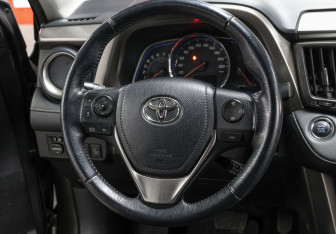 Подержанный автомобиль Toyota RAV4 2013 года (16 фото)