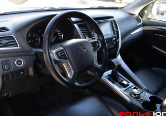 Подержанный автомобиль Mitsubishi Pajero Sport 2018 года (10 фото)