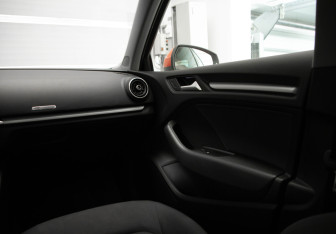 Подержанный автомобиль Audi A3 Sedan 2017 года (23 фото)