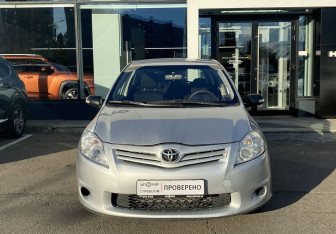 Подержанный автомобиль Toyota Auris Hatchback 2010 года (2 фото)