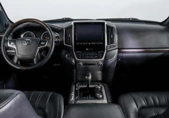 Подержанный автомобиль Toyota Land Cruiser Suv 2019 года (12 фото)