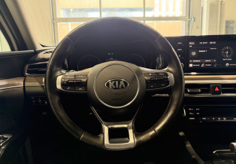 Подержанный автомобиль Kia K5 2021 года (14 фото)