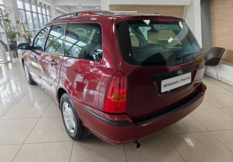 Подержанный автомобиль Ford Focus Wagon 2004 года (7 фото)