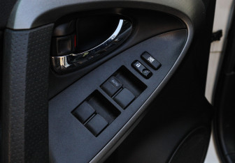 Подержанный автомобиль Toyota RAV4 2011 года (15 фото)