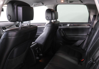 Подержанный автомобиль Volkswagen Touareg 2012 года (12 фото)