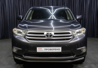 Подержанный автомобиль Toyota Highlander 2012 года (2 фото)