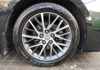 Подержанный автомобиль Lexus ES 2016 года (14 фото)