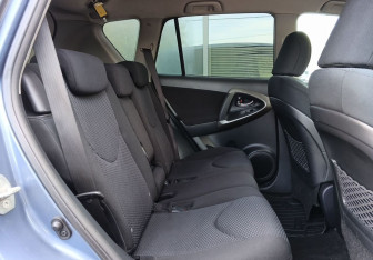 Подержанный автомобиль Toyota RAV4 2011 года (20 фото)