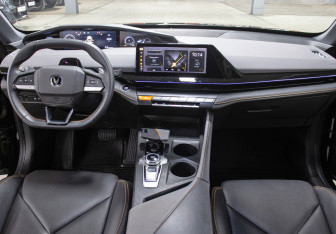 Подержанный автомобиль Changan UNI-V 2023 года (14 фото)