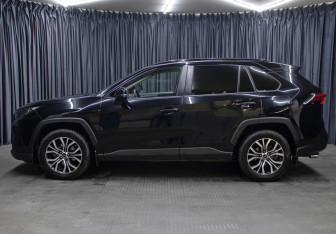 Подержанный автомобиль Toyota RAV4 2021 года (8 фото)