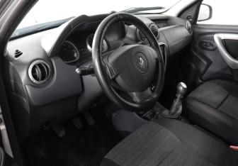 Подержанный автомобиль Renault Duster 2012 года (9 фото)