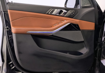 Подержанный автомобиль BMW X7 2024 года (19 фото)