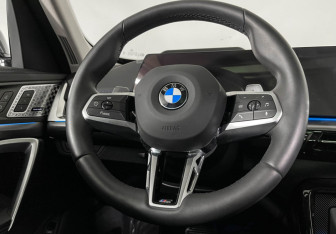 Подержанный автомобиль BMW X1 2025 года (16 фото)