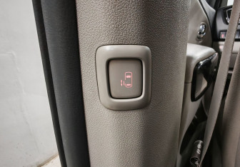 Подержанный автомобиль Kia Carnival 2018 года (20 фото)