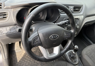 Подержанный автомобиль Kia Rio Hatchback 2013 года (14 фото)