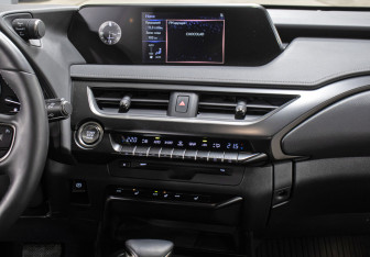 Подержанный автомобиль Lexus UX 2021 года (15 фото)