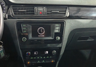 Подержанный автомобиль Skoda Rapid Liftback 2015 года (14 фото)