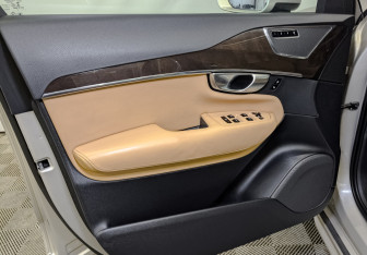 Подержанный автомобиль Volvo XC90 2017 года (19 фото)