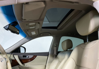 Подержанный автомобиль Infiniti QX70 2014 года (16 фото)