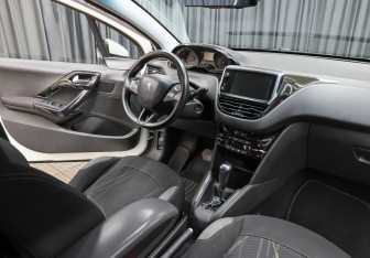 Подержанный автомобиль Peugeot 208 2013 года (11 фото)