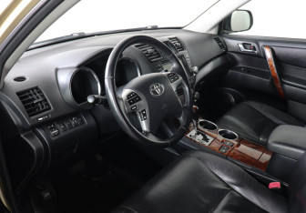 Подержанный автомобиль Toyota Highlander 2011 года (9 фото)