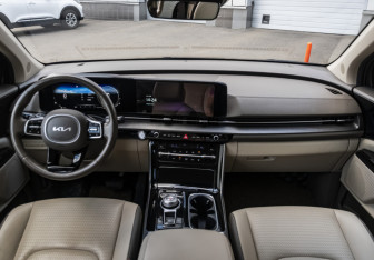 Подержанный автомобиль Kia Carnival 2021 года (13 фото)