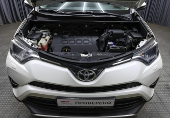 Подержанный автомобиль Toyota RAV4 2017 года (9 фото)