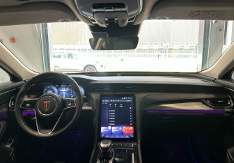 Подержанный автомобиль Hongqi H5 2024 года (11 фото)