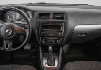 Подержанный автомобиль Volkswagen Jetta Sedan 2012 года (14 фото)