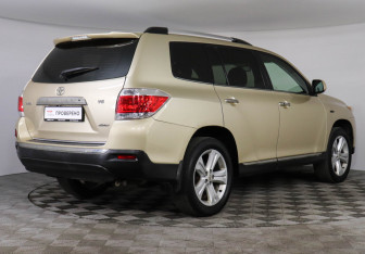 Подержанный автомобиль Toyota Highlander 2011 года (5 фото)