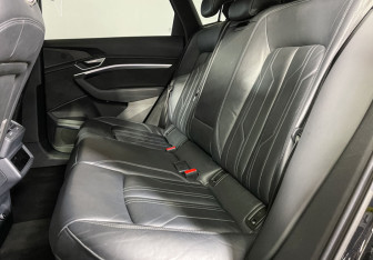 Подержанный автомобиль Audi e-tron 2021 года (10 фото)