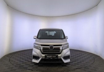 Подержанный автомобиль Honda Stepwgn 2018 года (2 фото)