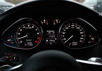 Подержанный автомобиль Audi R8 Coupe 2011 года (10 фото)